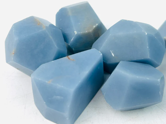 Angelite Crystal：Meaning,Healing Properties &How to use