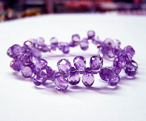 What are the benefits and effects of wearing natural amethyst?