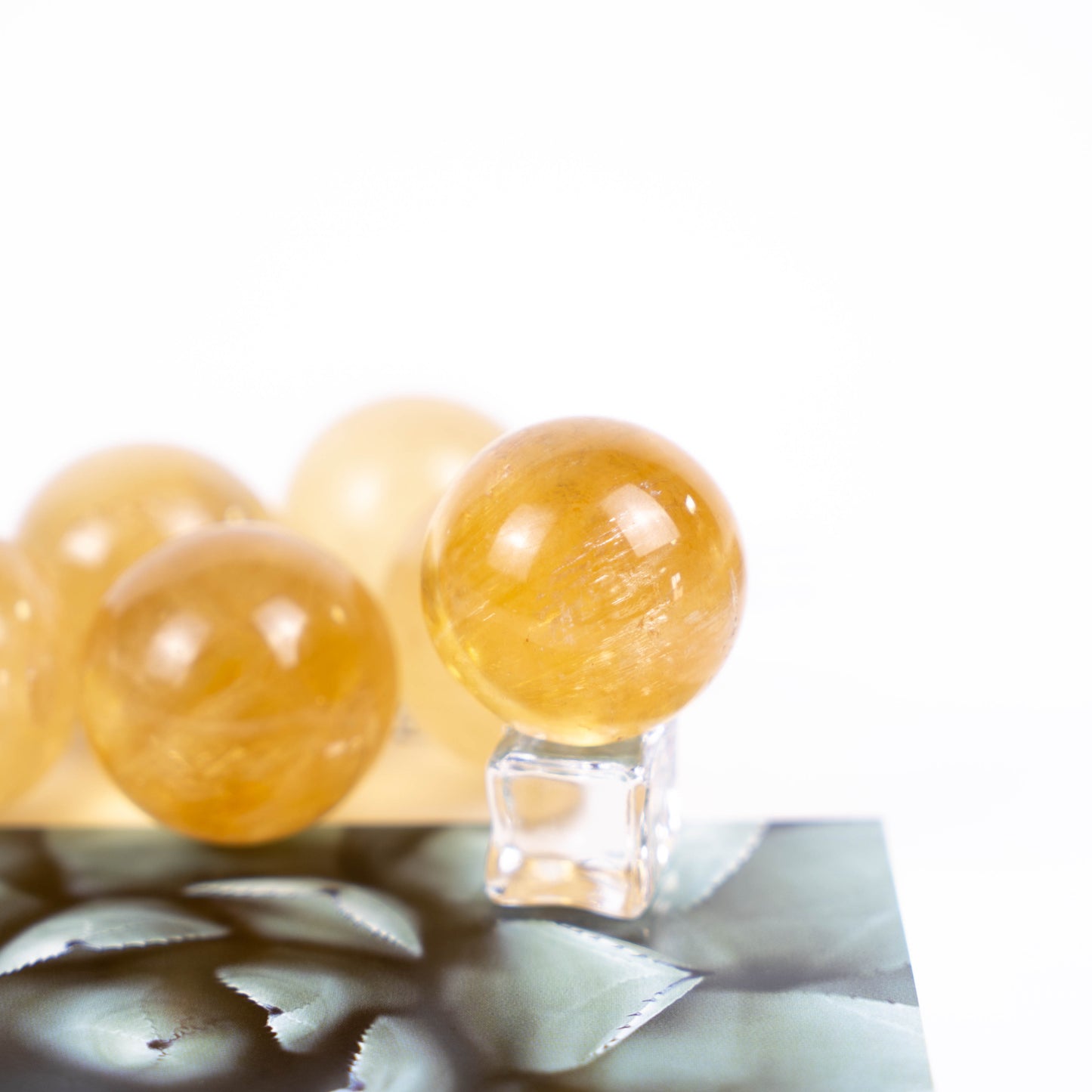 Wholesale Yellow Calcite Crystal Ball Chakra Healing Gemstone Crystal Ball Natural Quartz Gemstones Sphere For Healing Meditation Feng Shui Home Decoration