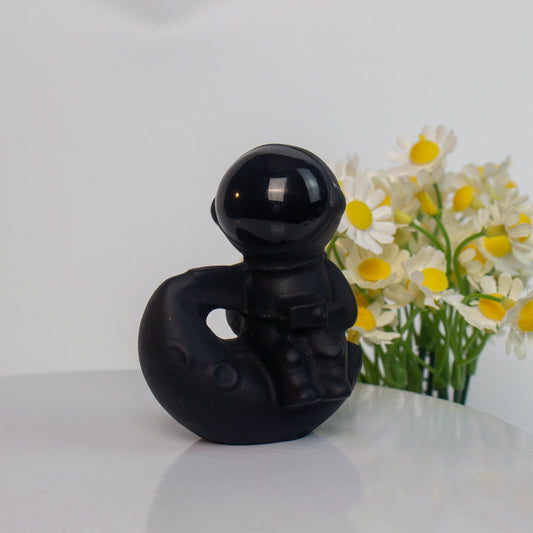 【Obsidian Carving】The spaceman sitting on the moon [Partly polished]