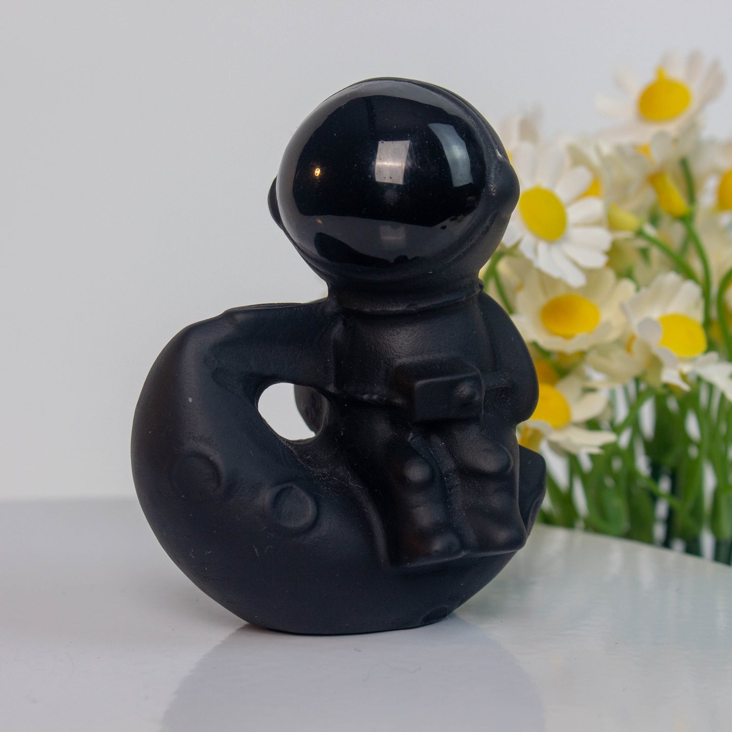 【Obsidian Carving】The spaceman sitting on the moon [Partly polished]