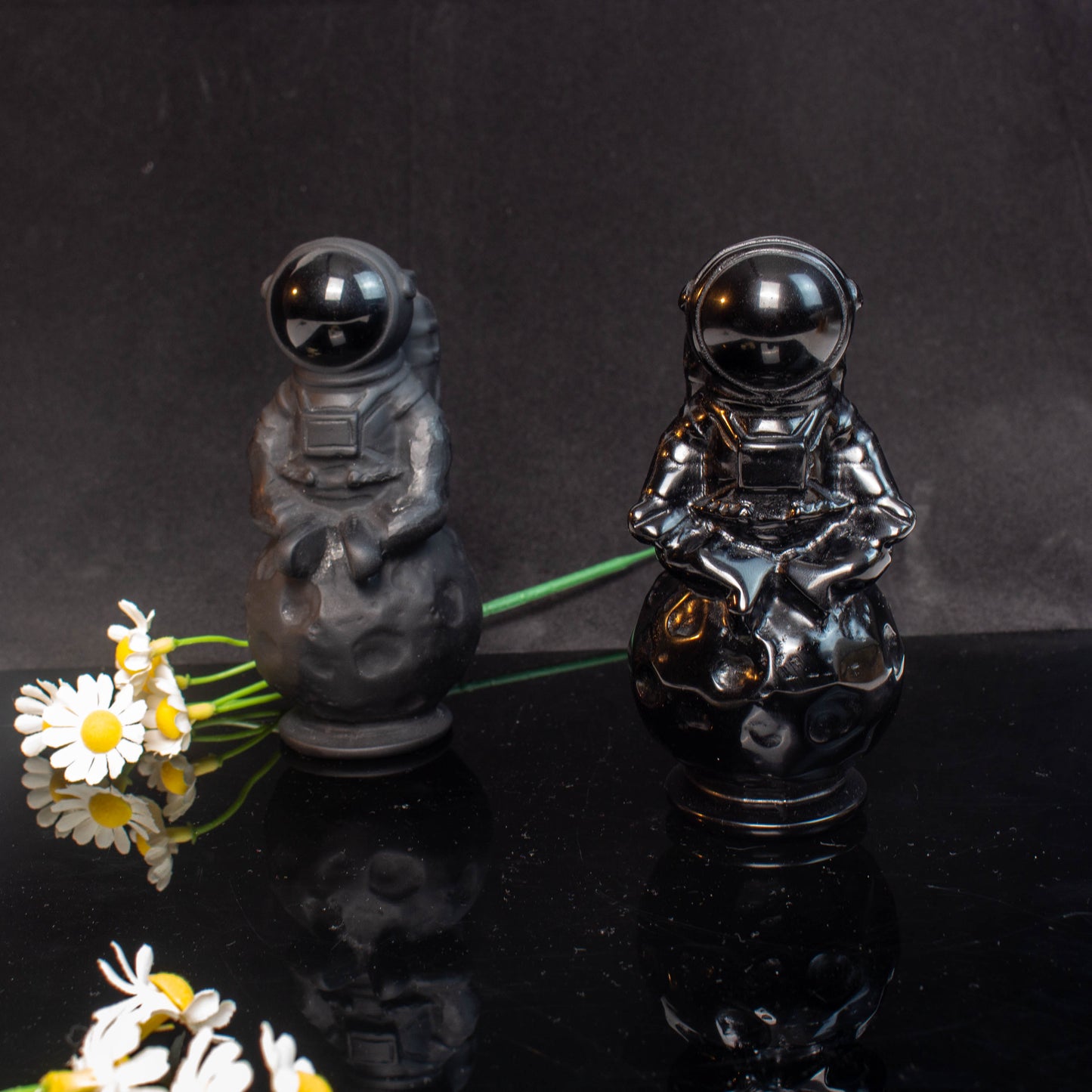 【Obsidian Carving】The Spaceman Sitting On The Planet