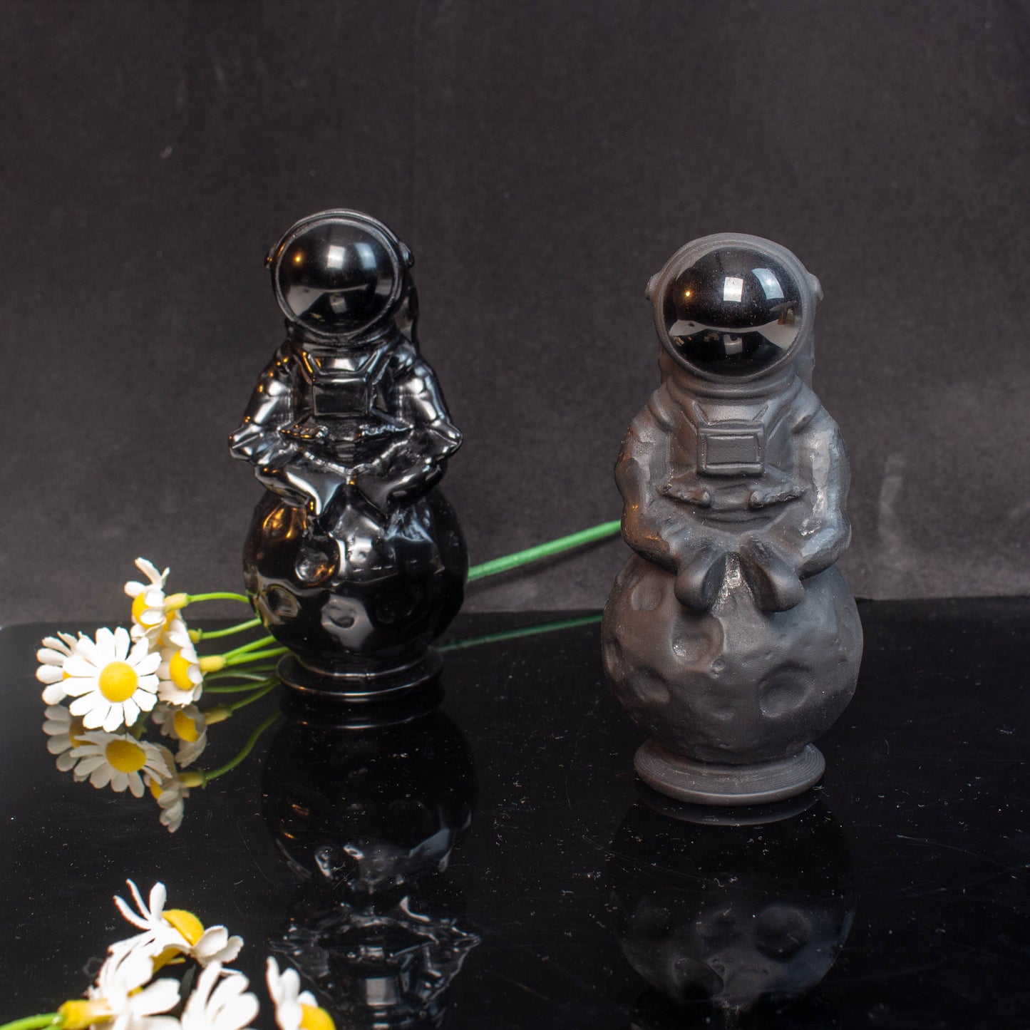 【Obsidian Carving】The Spaceman Sitting On The Planet