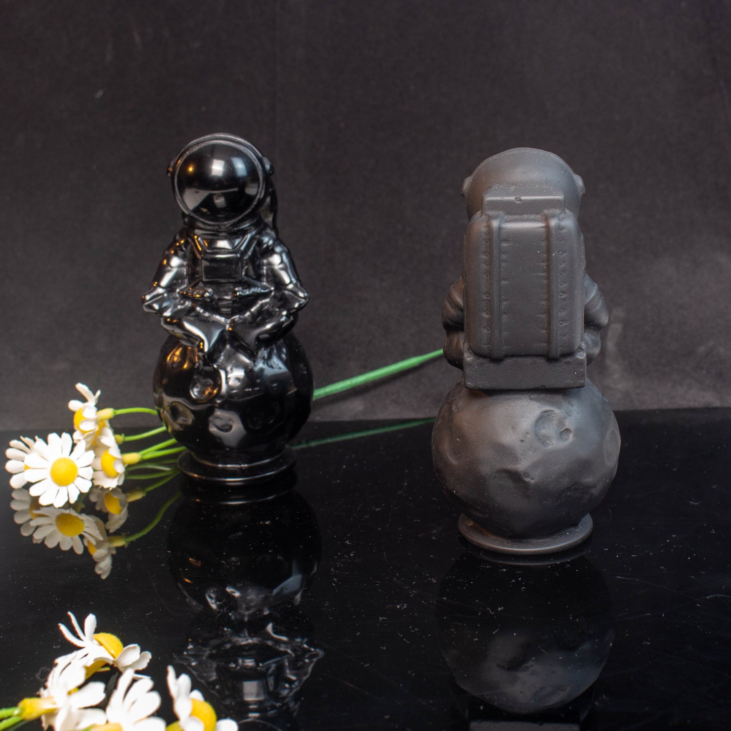 【Obsidian Carving】The Spaceman Sitting On The Planet