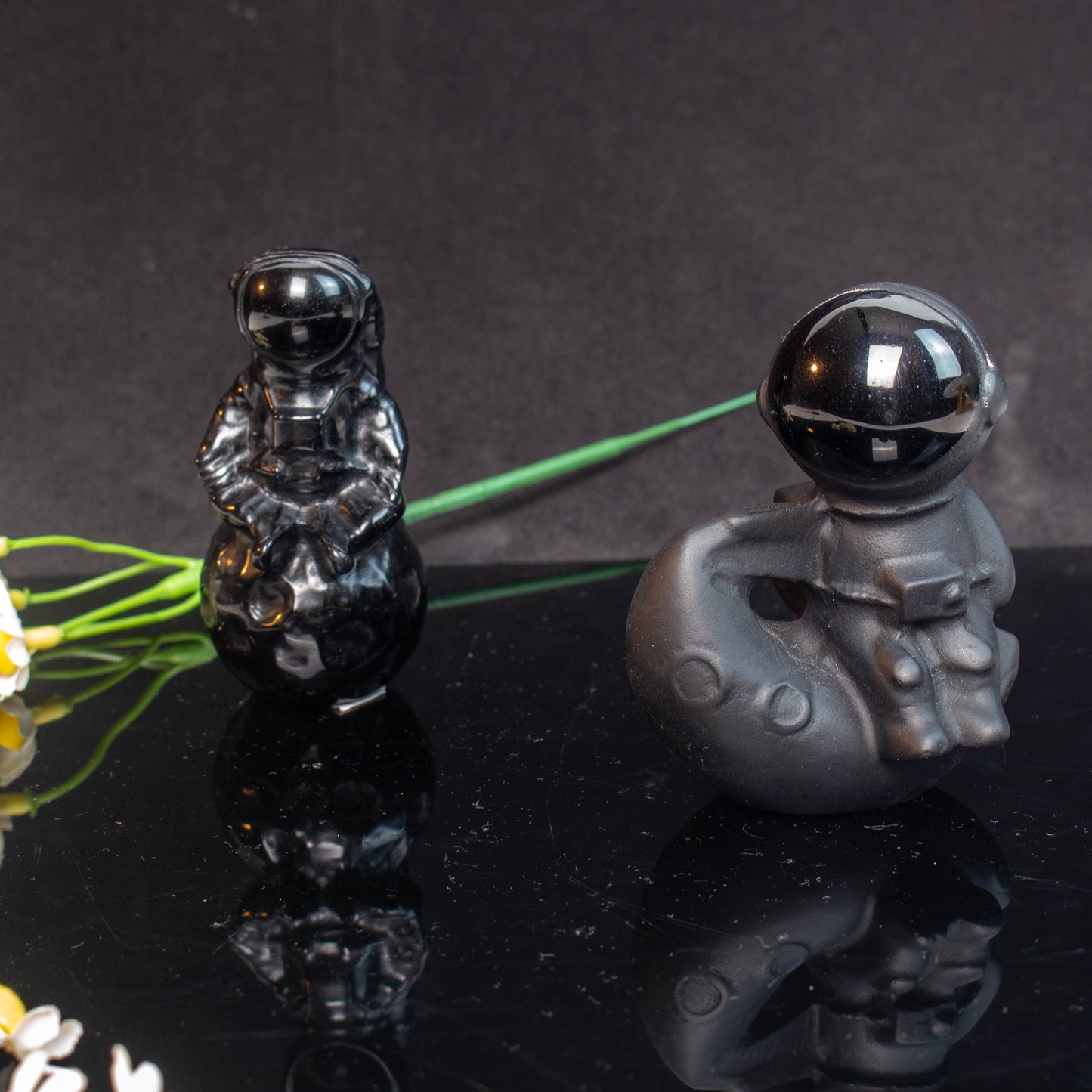 【Obsidian Carving】The spaceman sitting on the moon [Partly polished]