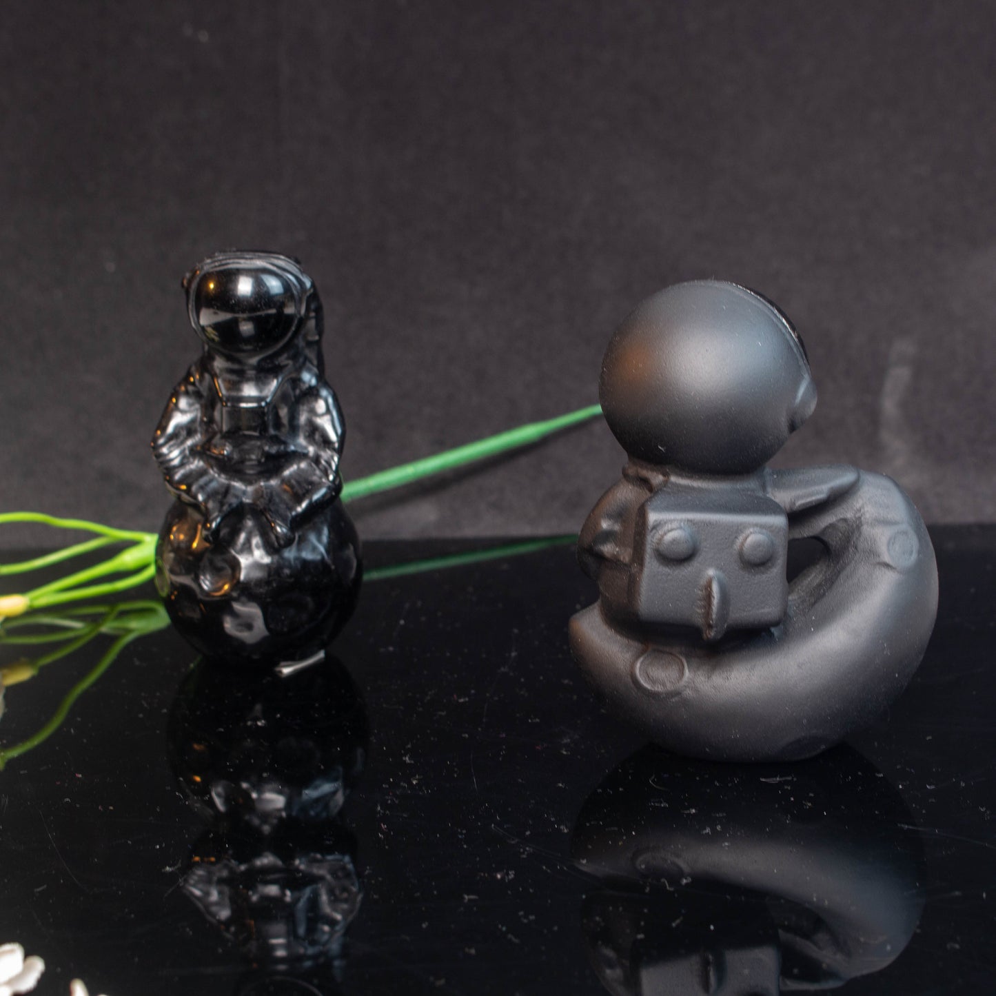 【Obsidian Carving】The spaceman sitting on the moon [Partly polished]