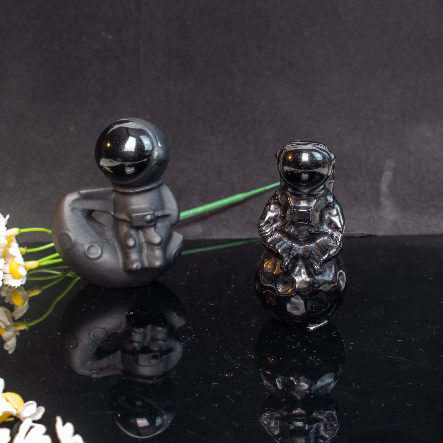 【Obsidian Carving】The Spaceman Sitting On The Planet